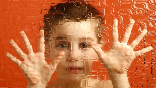دانلود مقاله درباره کودکان اوتیسم و نشانه های آن